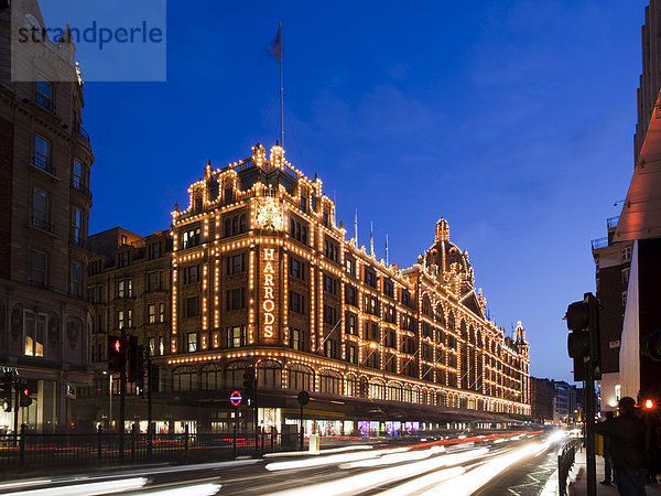 Harrods Warenhaus in der Dämmerung mit Straßenverkehrs-Langzeitbelichtung  Knightsbridge Station  London  England  Vereinigtes Königreich  Europa