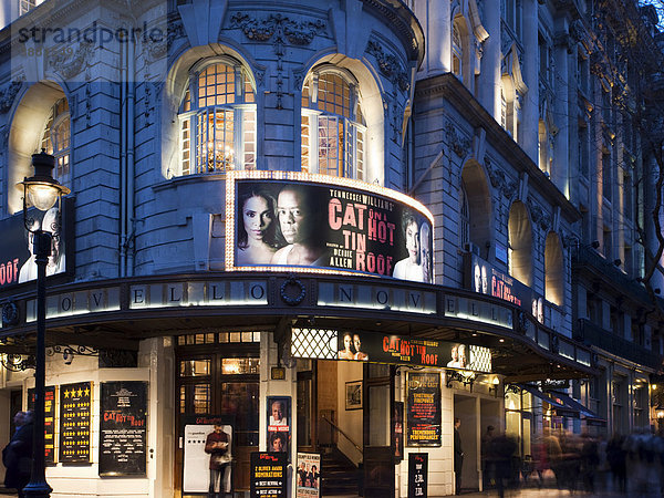 Fassade des Novello Theatre bei Nacht  Covent Garden  London  England  Großbritannien  Europa