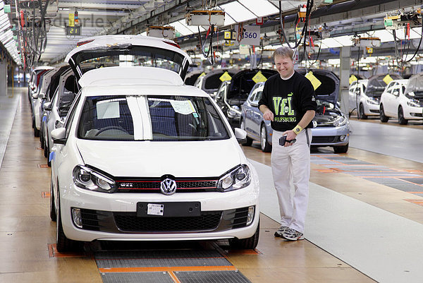 Volkswagen AG  Autoproduktion im Werk Wolfsburg  Endkontrolle des Golf VI kurz vor der Auslieferung  aufgenommen während eines offiziellen VW-Fotoworkshops  Wolfsburg  Niedersachsen  Deutschland  Europa
