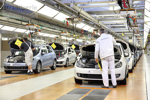 Volkswagen AG  Autoproduktion im Werk Wolfsburg  Endkontrolle des Golf VI kurz vor der Auslieferung  aufgenommen während eines offiziellen VW-Fotoworkshops  Wolfsburg  Niedersachsen  Deutschland  Europa