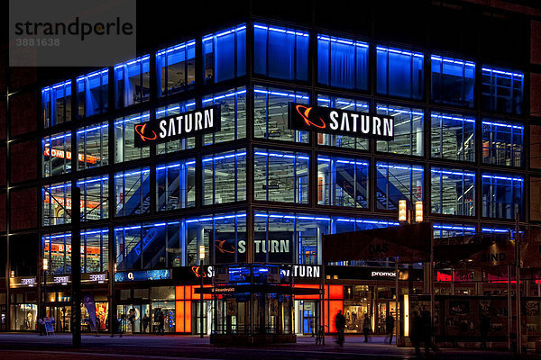 Saturnladen am Berliner Alexanderplatz in Mitte  Berlin  Deutschland  Europa