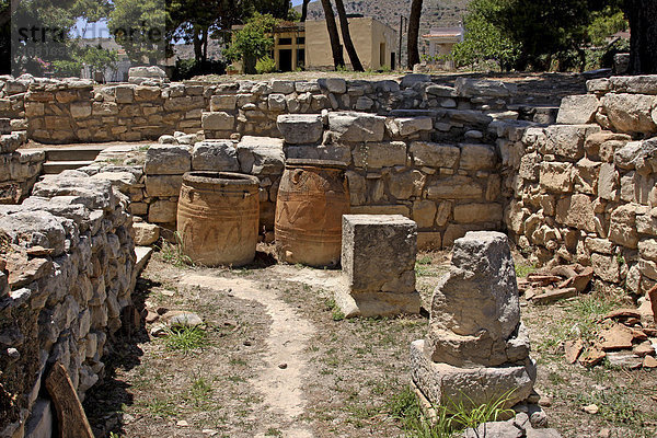 Tonkrüge und Behälter  Lagerräume mit Pithen  Minoische Ausgrabungen  Tylissos  Kreta  Griechenland  Europa