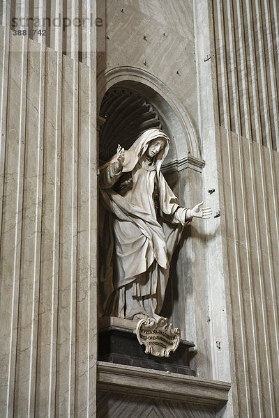 Skulptur der Heiligen Juliana Falconieri  Petersdom  Rom  Italien