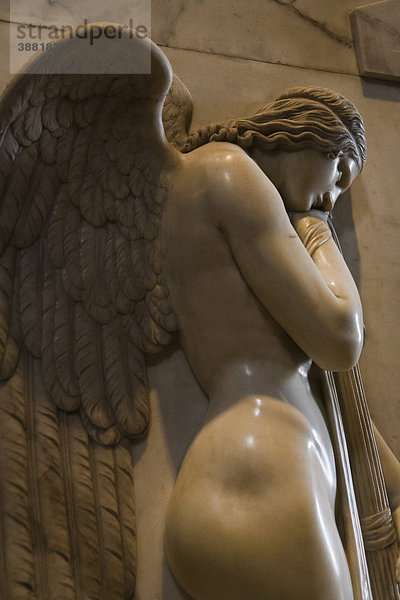 Trauriger Engel flankiert das Denkmal der Stuarts  Petersdom  Rom  Italien