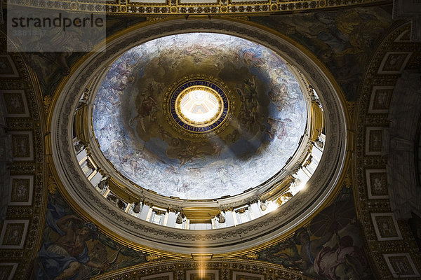 Kleine Kuppel in der Decke des Petersdoms  Rom  Italien