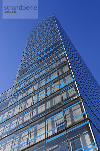 Spiegelnde Glassfassade der Hamburger IBM Niederlassung  Berliner Tor Centrum BTC  Hamburg  Deutschland  Europa