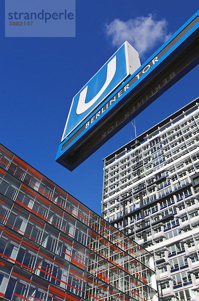 Schild der U-Bahn Station Berliner Tor vor der Kulisse moderner Bürogebäude  Berliner Tor Centrum BTC  Hamburg  Deutschland