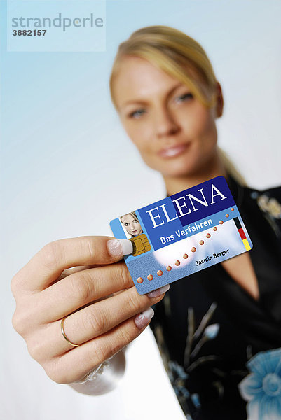 Junge Frau hält Jobcard Elena  elektronischer Einkommensnachweis