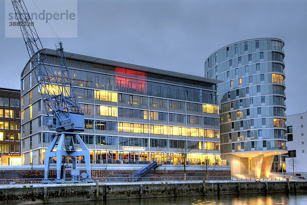 Die Hafencity in Hamburg mit dem Meßmer Momentum und Wohnturm Oval  Deutschland  Europa