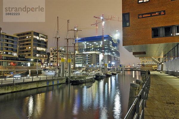 Traditionsschiffhafen im Sandtorhafen und Elbphilharmonie in der Hafencity von Hamburg  Deutschland  Europa