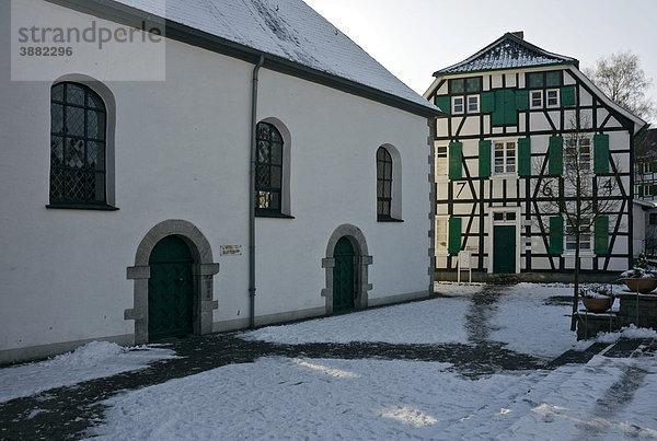 Kirche und ehemaliges Pfarrhaus im Stadtteil Gruiten  Haan bei Düsseldorf  Nordrhein-Westfalen  Deutschland  Europa