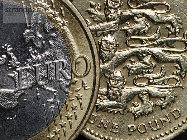 Euro und Pfund-Stücke aus Großbritanien und Europa