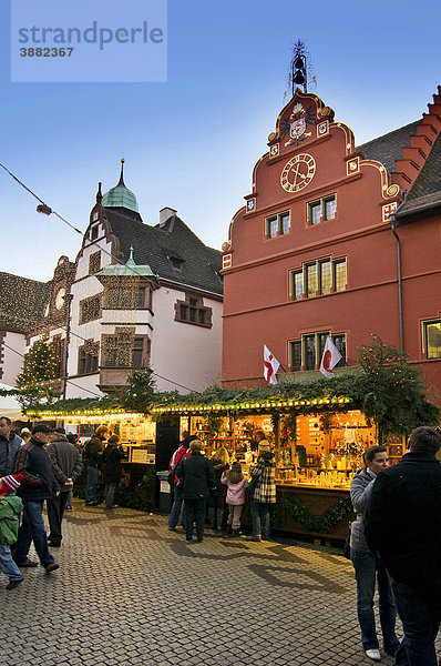 Weihnachtsmarkt mit Rathaus in Freiburg im Breisgau  Baden-Württemberg  Deutschland  Europa