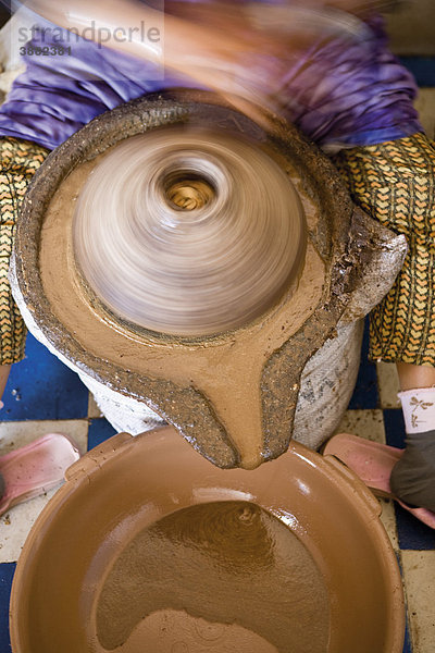 Frau nutzt Argan-Nussmühle zur Herstellung von Arganöl  Essaouira  Marokko