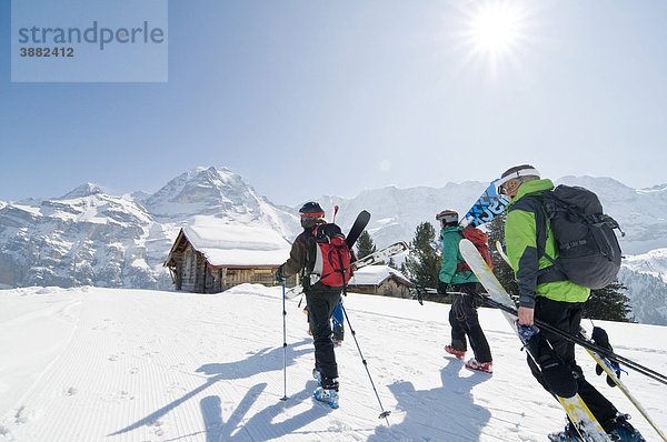 Skitourengeher mit Schreckhorn  hinten der Eiger  Mürren  Berner Oberland  Schweiz  Europa