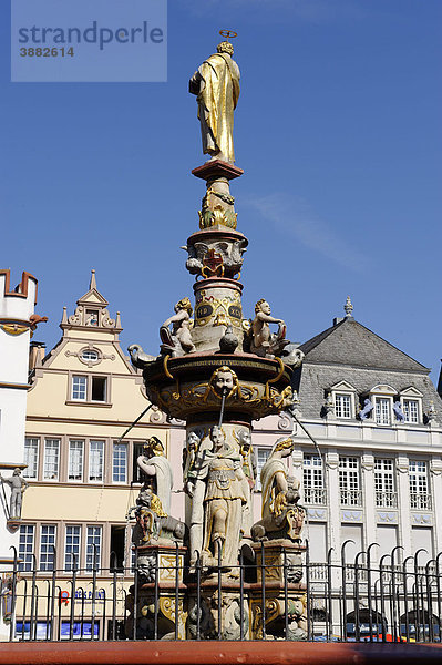 Marktbrunnen von H.R. Hoffmann  Hauptmarkt  Trier  Rheinland-Pfalz  Deutschland  Europa
