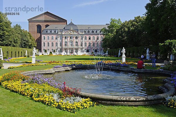 Kurfürstliches Palais und Konstantin Basilika  Trier  Rheinland-Pfalz  Deutschland  Europa