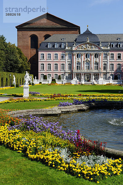 Kurfürstliches Palais und Konstantin Basilika  Trier  Rheinland-Pfalz  Deutschland  Europa