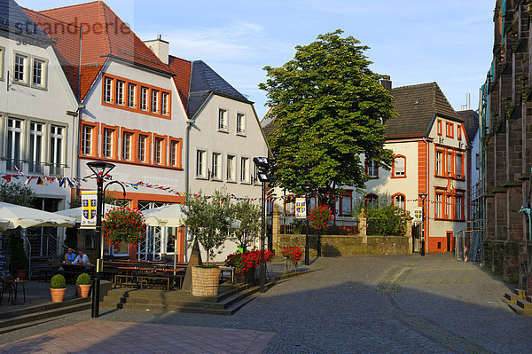 Altstadthäuser an der St. Wendalinus Basilika  St. Wendel  Saarland  Deutschland  Europa