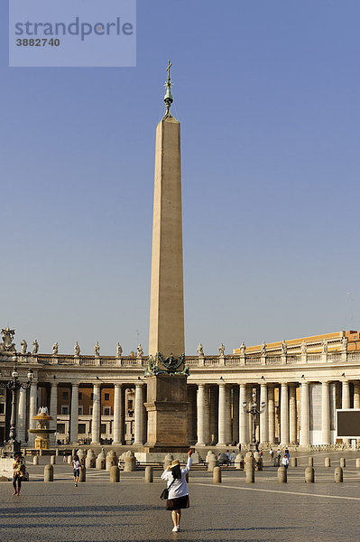 Petersplatz  mit Berninis Kolonnaden und Obelisk vom Circus Nero  Vatikan  Rome  Italien  Europa