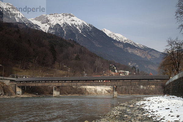 Hans-Pfenner-Steg  Holzbrücke über dem Inn  Innufer  Karwendelgebirge  Landeshauptstadt Innsbruck  Tirol  Österreich  Europa