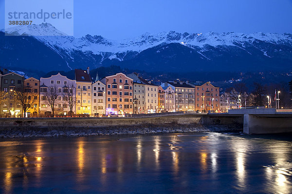 Stadtteil Mariahilf am Innufer  Blaue Stunde  Karwendelgebirge  Landeshauptstadt Innsbruck  Tirol  Österreich  Europa