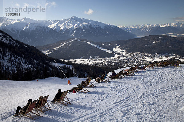 Aussichtsplattform mit Liegestühlen  Sonnenplateau  Touristen beim Sonnenbaden  Rosshütte  1760m  Tirol  Österreich  Europa