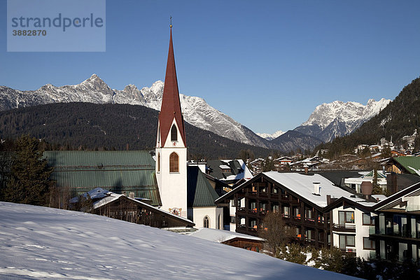 St. Oswald Pfarrkirche  Ortsansicht  Seefeld  Tirol  Österreich  Europa