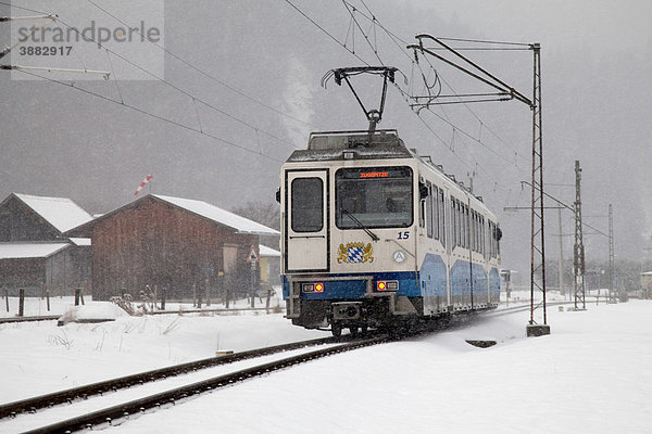 Zugspitzbahn im Schneetreiben  Garmisch-Partenkirchen  Oberbayern  Bayern  Deutschland  Europa