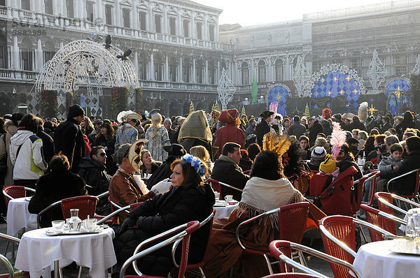Cafe am Markusplatz  Carnevale  Karneval in Venedig  Venetien  Italien  Europa