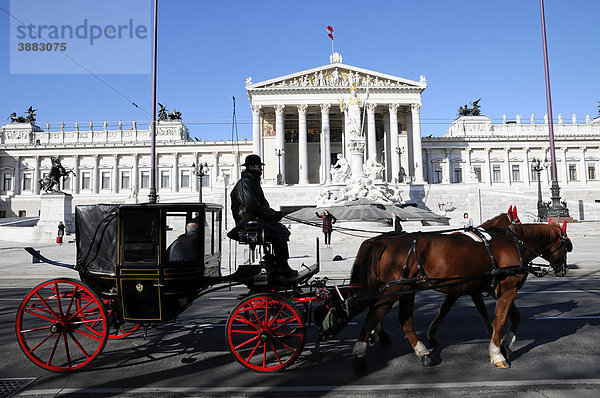 Fiaker vor dem Parlament  Wien  Österreich  Europa