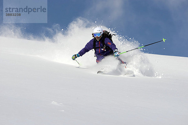 Skifahrer  Tiefschnee  Gerlos  Tirol  Österreich  Europa