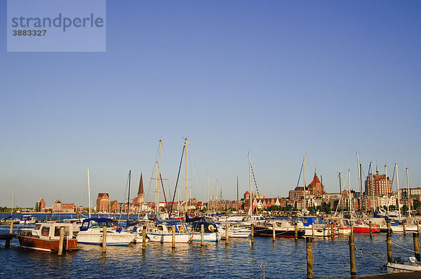 Blick auf Altstadt über die Warnow mit Stadthafen  Hansestadt Rostock  Mecklenburg-Vorpommern  Deutschland  Europa