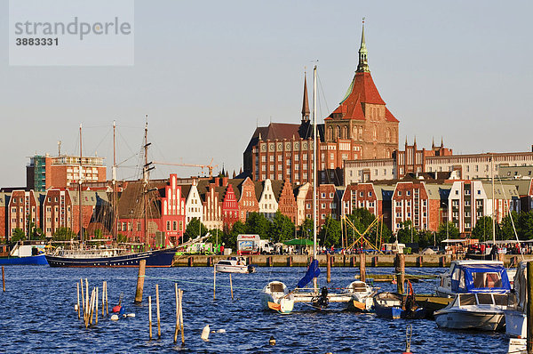 Blick auf Altstadt mit Marienkirche über die Warnow mit Stadthafen  Hansestadt Rostock  Mecklenburg-Vorpommern  Deutschland  Europa