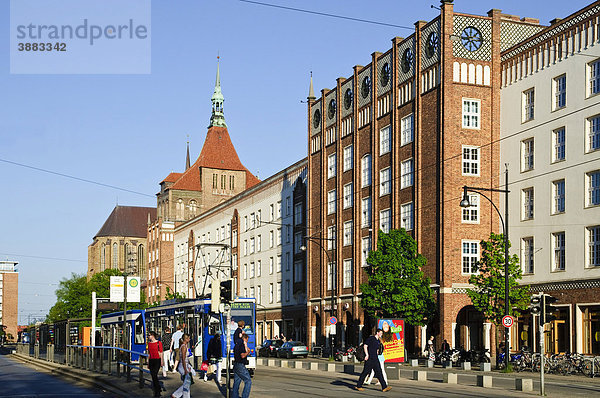 Lange Straße mit Marienkirche  Altstadt  Hansestadt Rostock  Mecklenburg-Vorpommern  Deutschland  Europa