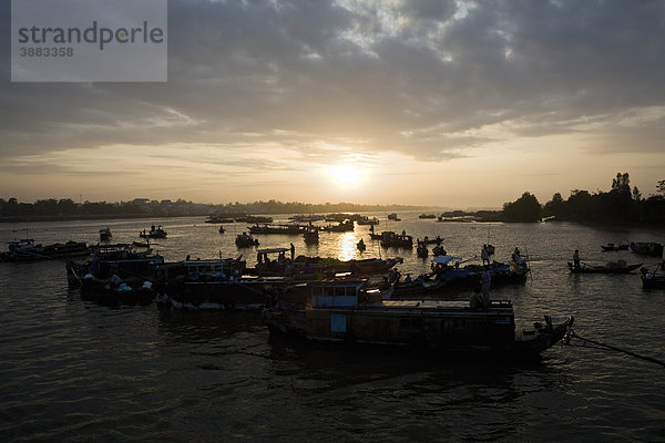 Schwimmender Markt von Tra On am Mekong Fluss  Vinh Long Provinz  Vietnam