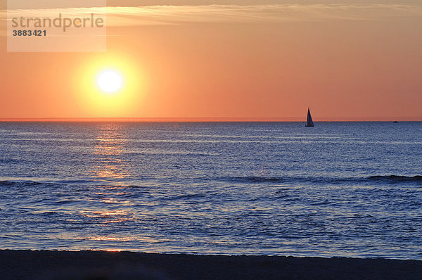 Sonnenuntergang über der Ostsee  Segelschiff  Ostseebad Warnemünde bei Rostock  Mecklenburg-Vorpommern  Deutschland  Europa