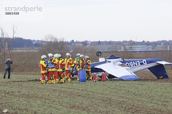 Sportflugzeug Piper PA 28 nach Notlandung auf einem Acker unweit des Flughafens Stuttgart  Filderstadt  Baden-Württemberg  Deutschland  Europa