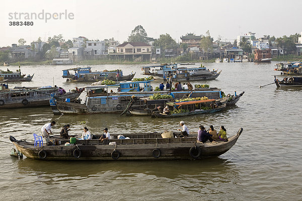 Schwimmender Markt in der Stadt Chau Doc  An Giang Province  Mekong Delta Region  Vietnam