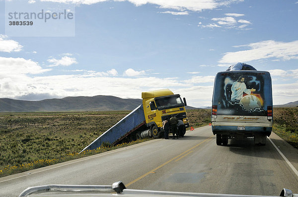 Unfall auf einer Bundesstraße und Bus mit religiösem Bild  Jesus als Herr der Welt  Bolivianisches Hochland Altiplano  Departamento Oruro  Bolivien  Südamerika