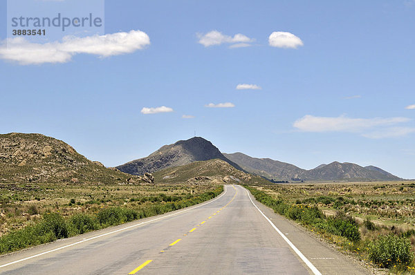 Bundesstraße und Berge im Bolivianischen Hochland Altiplano  Departamento Oruro  Bolivien  Südamerika