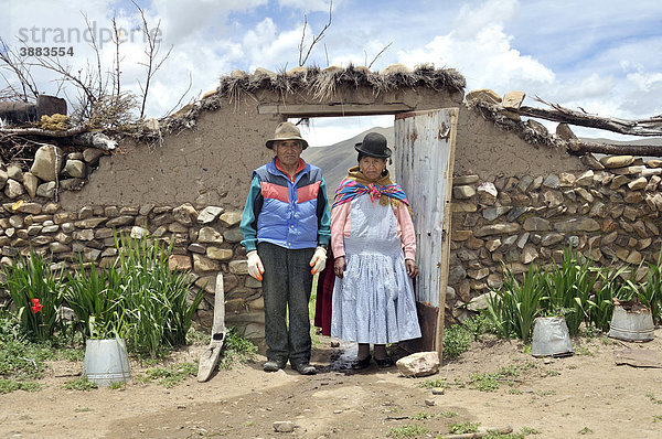 Portrait zweier alter Menschen  Ehepaar in einem Hoftor  Quechua-Indianer  Bolivianisches Hochland Altiplano  Departamento Oruro  Bolivien  Südamerika