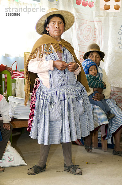 Selbstbewusste junge Quechua-Frau  traditionell bolivianisch gekleidet  während eines Workshops im Bolivianischen Hochland Altiplano  Departamento Oruro  Bolivien  Südamerika