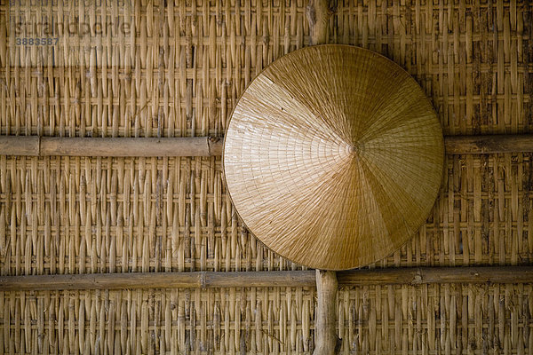 Vietnamesischer Hut an der Wand hängend