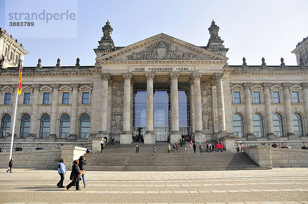 Reichstagsgebäude des Architekten Paul Wallot  seit 1999 Sitz des Deutschen Bundestages  Berlin  Deutschland  Europa