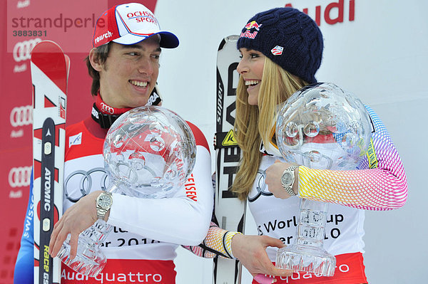 Carlo Janka und Lindsey Vonn mit Gesamtweltcup Kristallkugeln  Siegerehrung  FIS-Weltcupfinale  2010  Garmisch-Partenkirchen  Bayern  Deutschland  Europa