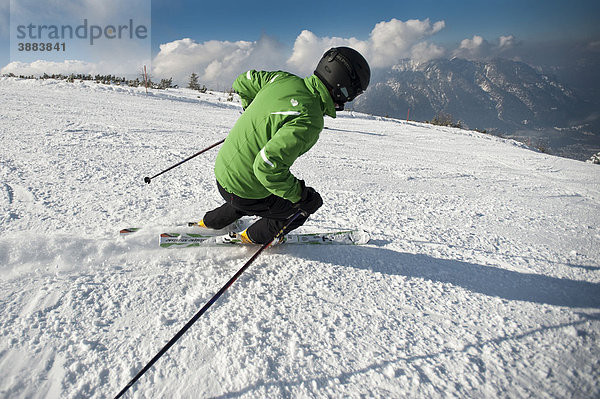 Skifahrer beim Carven auf Piste  Kreuzeck  Garmisch-Partenkirchen  Bayern  Deutschland  Europa