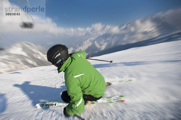 Skifahrer beim Carven auf Piste  Kreuzeck  Garmisch-Partenkirchen  Bayern  Deutschland  Europa