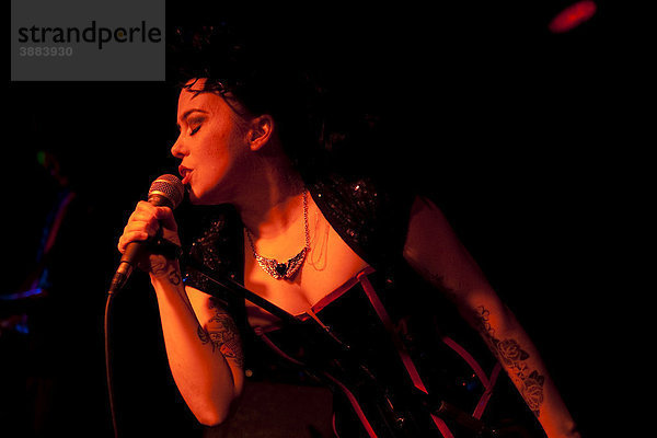 Colleen Duffy  Sängerin und Frontfrau der US-Rockabillyband Devil Doll live im Musikzentrum Sedel in Luzern  Schweiz