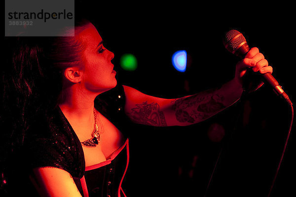 Colleen Duffy  Sängerin und Frontfrau der US-Rockabillyband Devil Doll live im Musikzentrum Sedel in Luzern  Schweiz